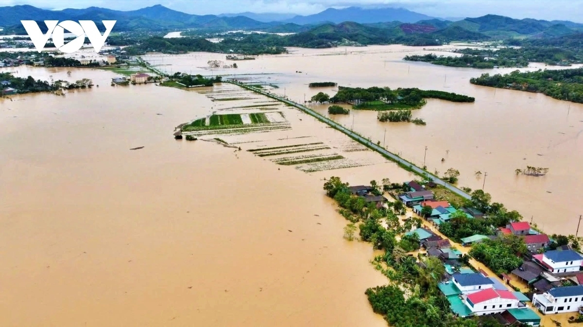 Nhiều tuyến tỉnh lộ, quốc lộ ở nước ta bị chia cắt cục bộ do ảnh hưởng của bão (Ảnh: Bá Thăng).