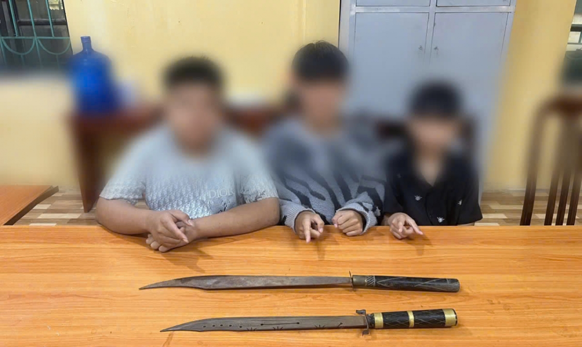 Đối tượng C.V.V (ngồi giữa) cùng đồng phạm