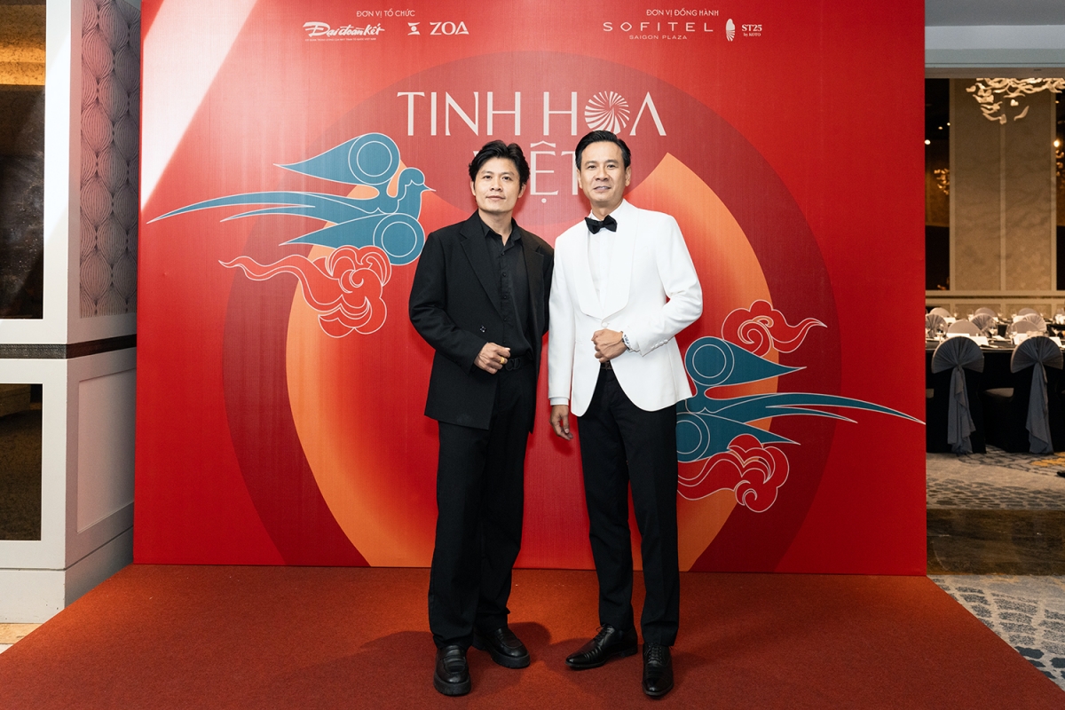 Nhạc sĩ Nguyễn Văn Chung (trái)