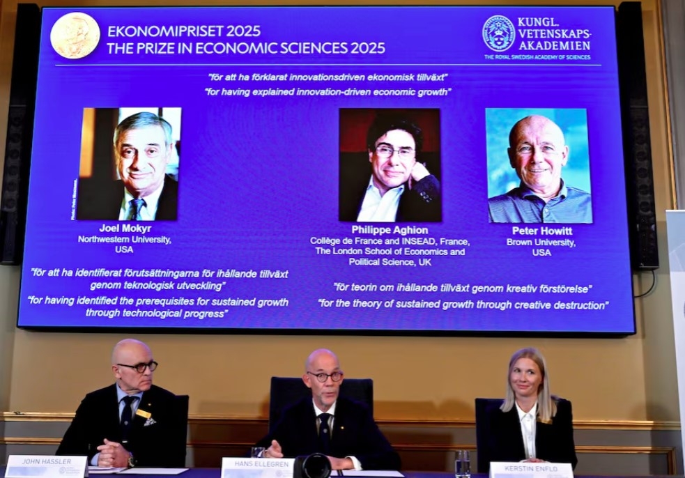 Ba nhà khoa học vừa được trao Giải Nobel Kinh tế 2025 (Ảnh: Reuters)