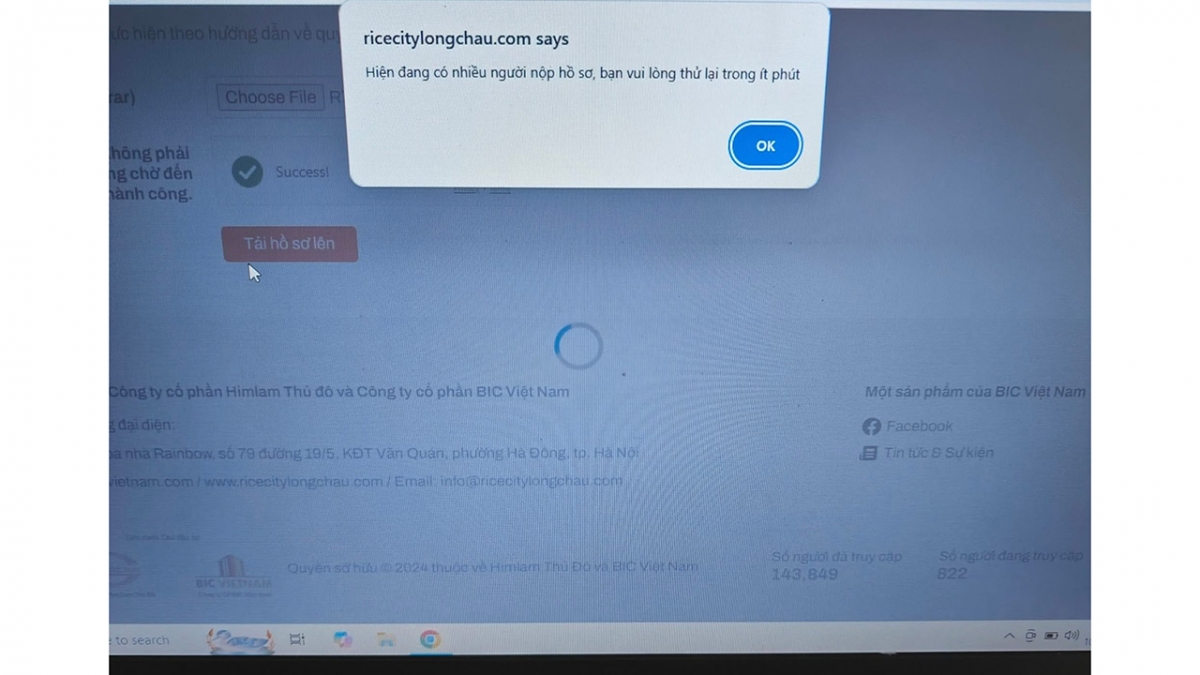 Nhiều người phản ánh dù ngồi hàng giờ, thậm chí nhiều ngày liền trước máy tính, họ vẫn không thể nộp hồ sơ do hệ thống thường xuyên báo lỗi.