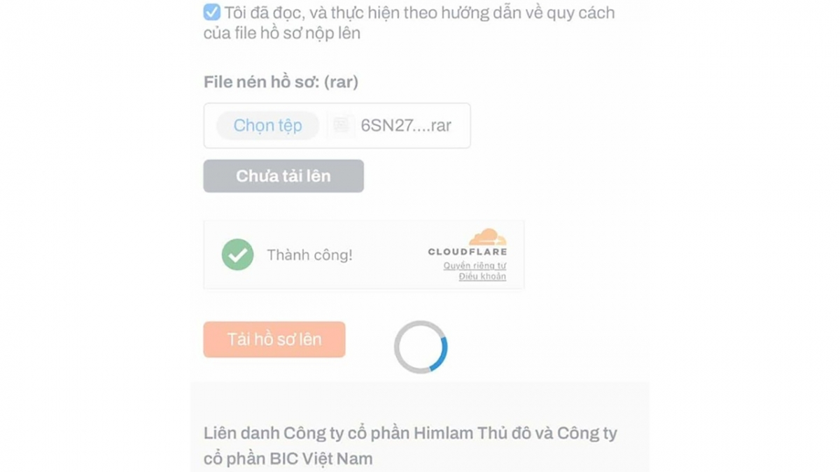 Đầu giờ chiều 13/10, nhiều người vẫn không thể nộp được hồ sơ. Trong khi chủ đầu tư thông báo trang web chỉ “bị hạn chế truy cập trong vài phút ngày 9/10/2025”.