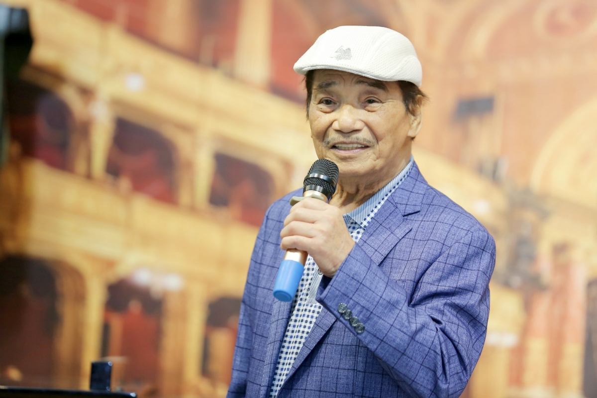 NSND Trần Hiếu nhập viện được 20 ngày vì ung thư di căn gây nhiễm trùng, suy thận ở tuổi 89. Bà Minh Ngà - vợ nghệ sĩ - cho biết ông hiện qua cơn nguy kịch.