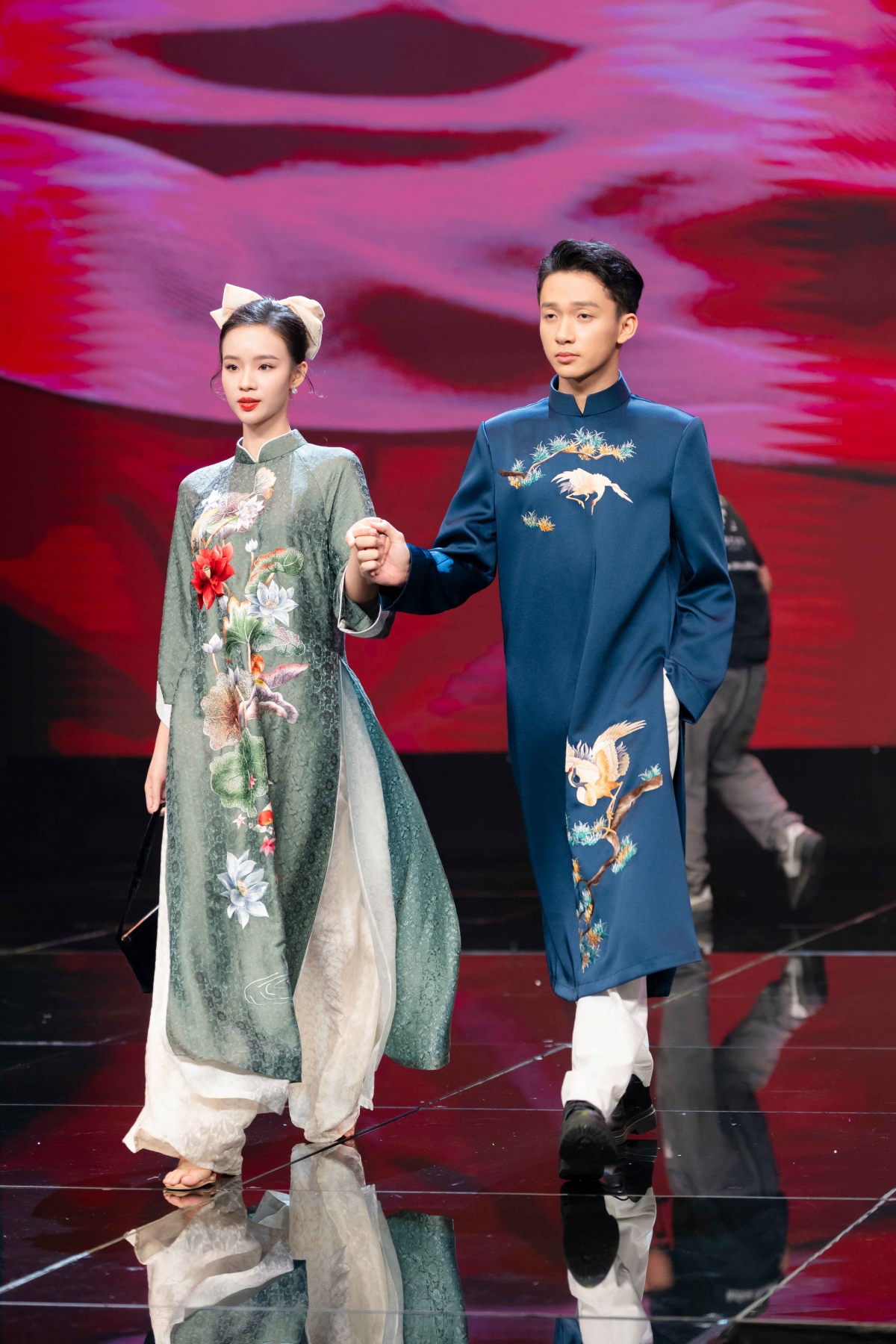 Khoảnh khắc Sơn Tùng và người mẫu sải bước trong tà áo dài, tôn vinh vẻ đẹp văn hóa Việt.