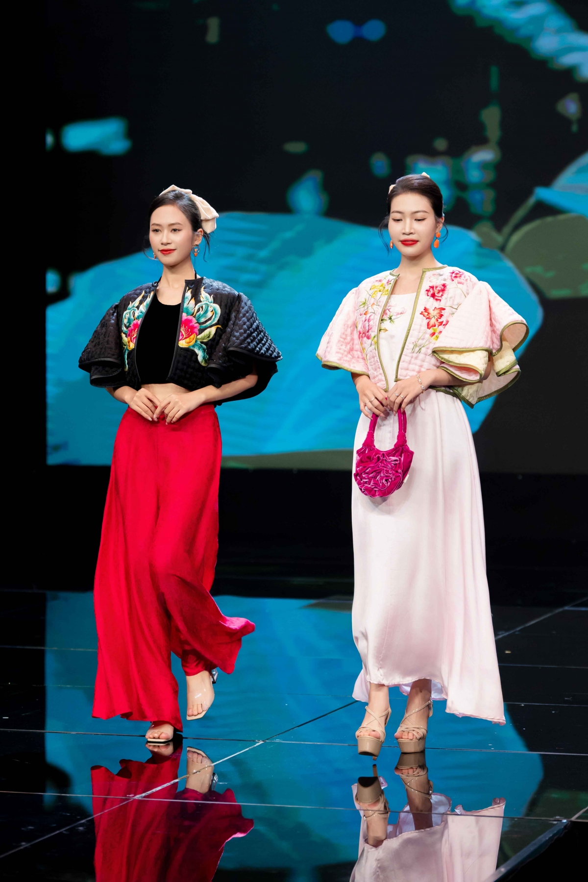 Thiết kế blazer từ lụa Việt mang hơi thở hiện đại, kết hợp cùng họa tiết thêu tay tinh xảo.