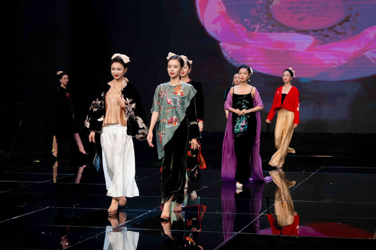 Sàn diễn “Tơ xưa” ngập tràn sắc nhung, lụa và ánh sáng gợi nhớ nét đẹp truyền thống Việt.