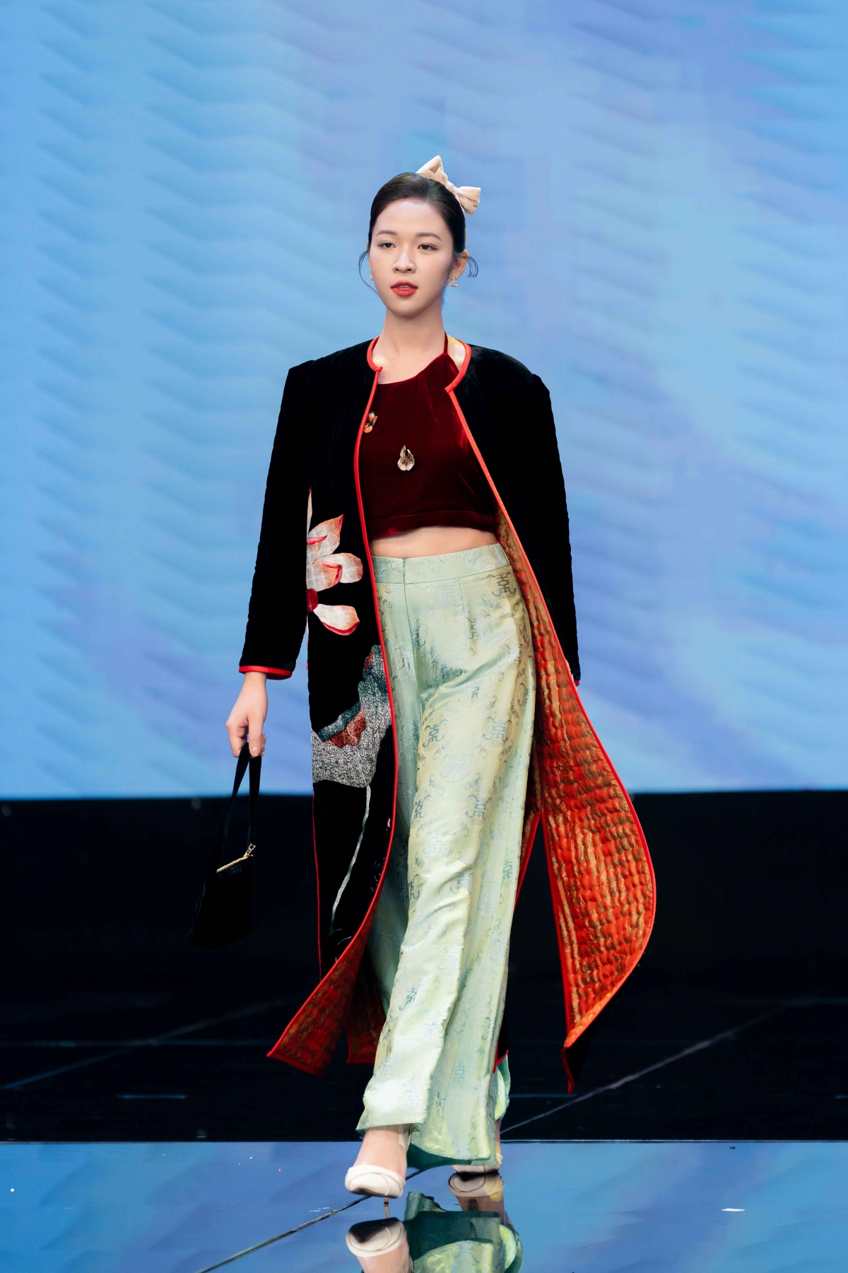 Các người mẫu nữ thướt tha trong những thiết kế áo dài nhung, thể hiện tinh thần “Tơ xưa”.