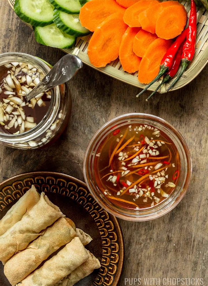 Nước mắm hết hạn sử dụng có thể dùng nếu hương vị chưa thay đổi? (Ảnh: Pupswithchopsticks)