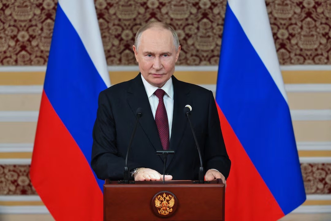 Ông Putin trả lời họp báo ở Dushanbe, thủ đô Tajikistan (Ảnh: Reuters)