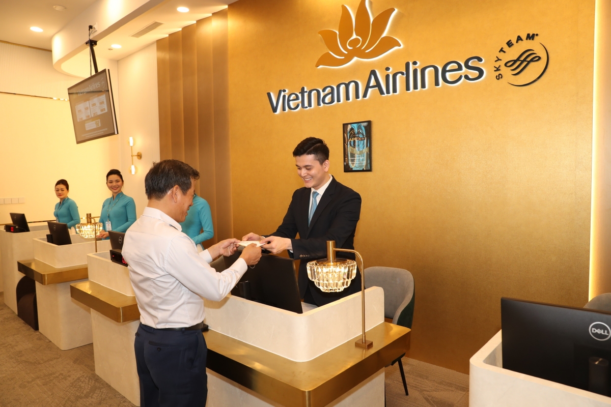 Ông Đặng Anh Tuấn trải nghiệm dịch vụ Check-in Lounge.
