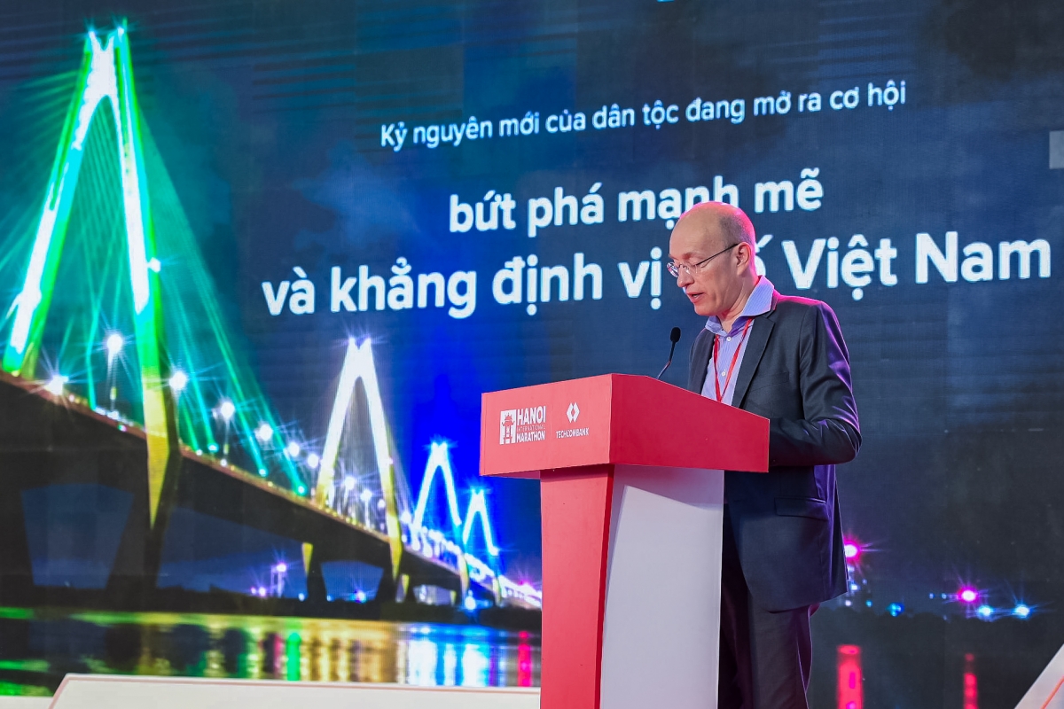 Ông Jens Lottner - Tổng giám đốc Techcombank phát biểu tại Lễ Khai mạc Giải Marathon Quốc tế Hà Nội Techcombank mùa 4