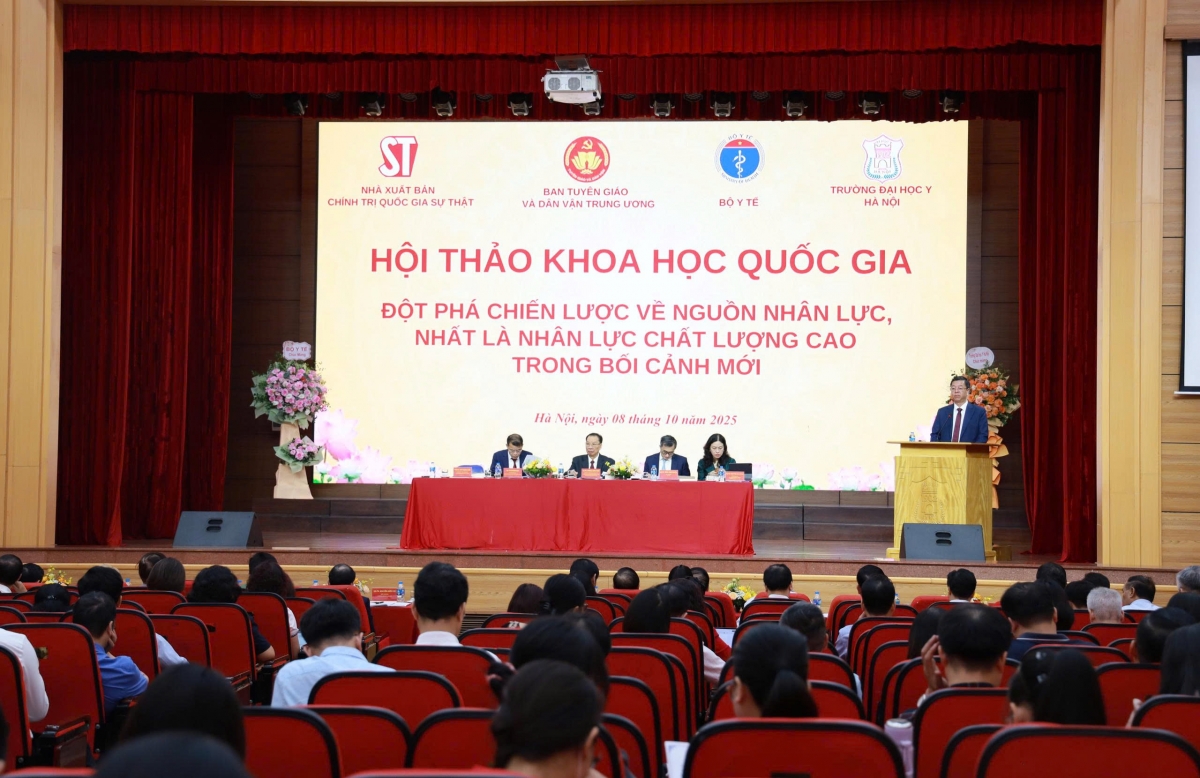 PGS.TS. Vũ Trọng Lâm trình bày tham luận “Xây dựng đội ngũ cán bộ tham mưu tại các cơ quan Đảng Trung ương đáp ứng yêu cầu của chuyển đổi số”.