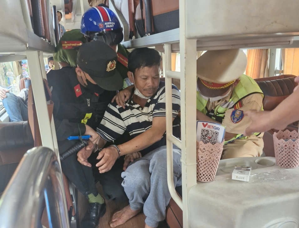 Nghi phạm Mai Xuân Tùng (48 tuổi, trú tại xã Đăk Hà, tỉnh Quảng Ngãi) bị lực lượng công an tỉnh Quảng Ngãi bắt giữ khi đang trốn trên một xe khách (Ảnh: Công an Quảng Ngãi)