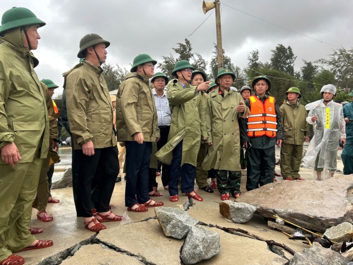 Ông Nguyễn Đình Trung (thứ 4 từ trái sang), Bí thư Thành ủy Huế cùng đoàn kiểm tra tình hình sạt lở bờ tại phường Thuận An, TP. Huế