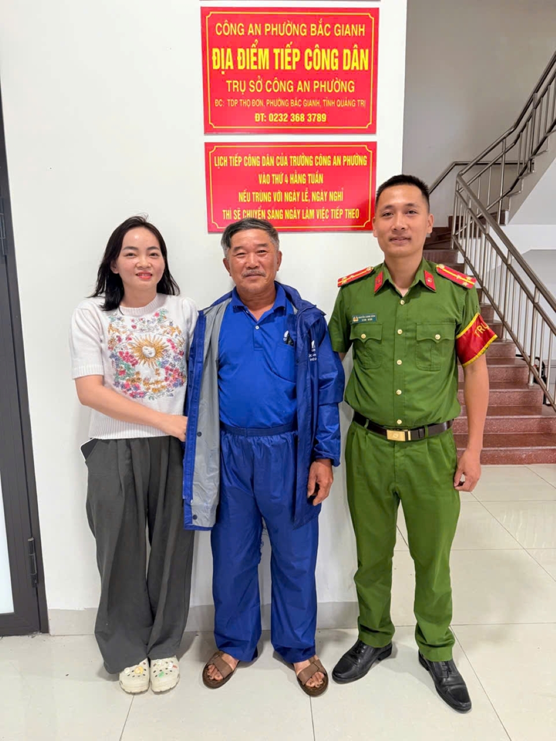 Ông Nguyễn Hữu Vũ (đứng ở giữa) trình báo công an về việc mình bất ngờ nhận được 220 triệu đồng vào tài khoản ngân hàng