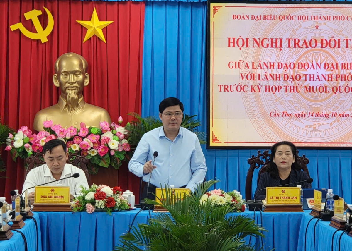 Ông Nguyễn Tuấn Anh- Phó Bí thư Thành ủy, Trưởng đoàn ĐBQH khóa XV TP Cần Thơ chủ trì Hội nghị