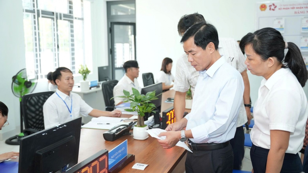 Ông Nguyễn Văn Phương (thứ 2 bên phải) kiểm tra chính quyền 2 cấp