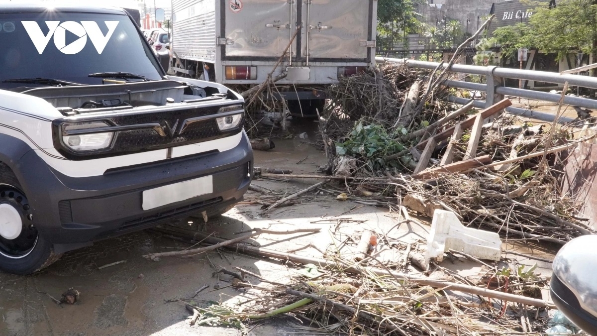 Xe ô tô để trên các tuyến đường bị ngập, bị trôi và hư hỏng nặng. Trong trận lụt lịch sử này, có tới hàng ngàn xe ô tô của người dân tại Thái Nguyên bị nhấn chìm.