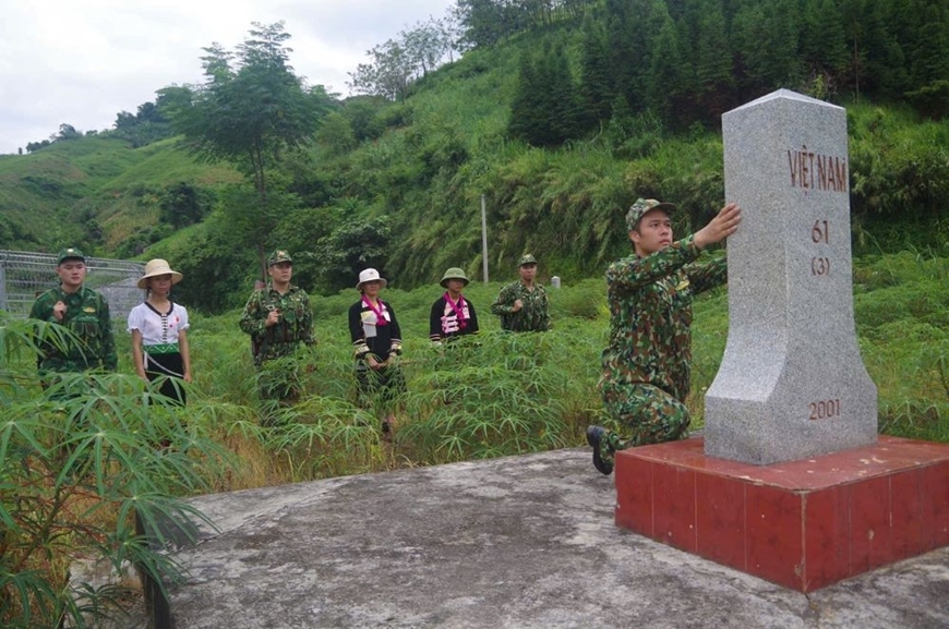 Cán bộ, chiến sĩ Đồn Biên phòng Pa Tần (Bộ đội Biên phòng tỉnh Lai Châu) phối hợp với lực lượng dân quân tuần tra, bảo vệ mốc quốc giới. (Ảnh: QDND)
