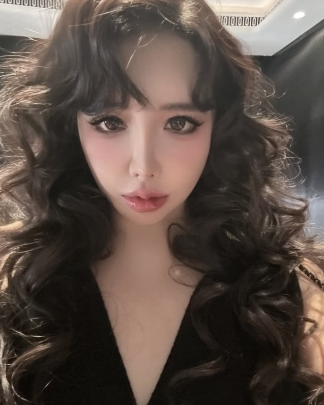 Park Bom đâm đơn kiện CEO YG Entertainment để khiếu nại công ty cũ không thanh toán đủ lương trong thời gian hoạt động.