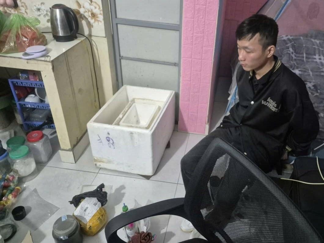 Đối tượng Nguyễn Công Định cùng tang vật thu giữ tại phòng trọ (Ảnh: Công an Hải Phòng)