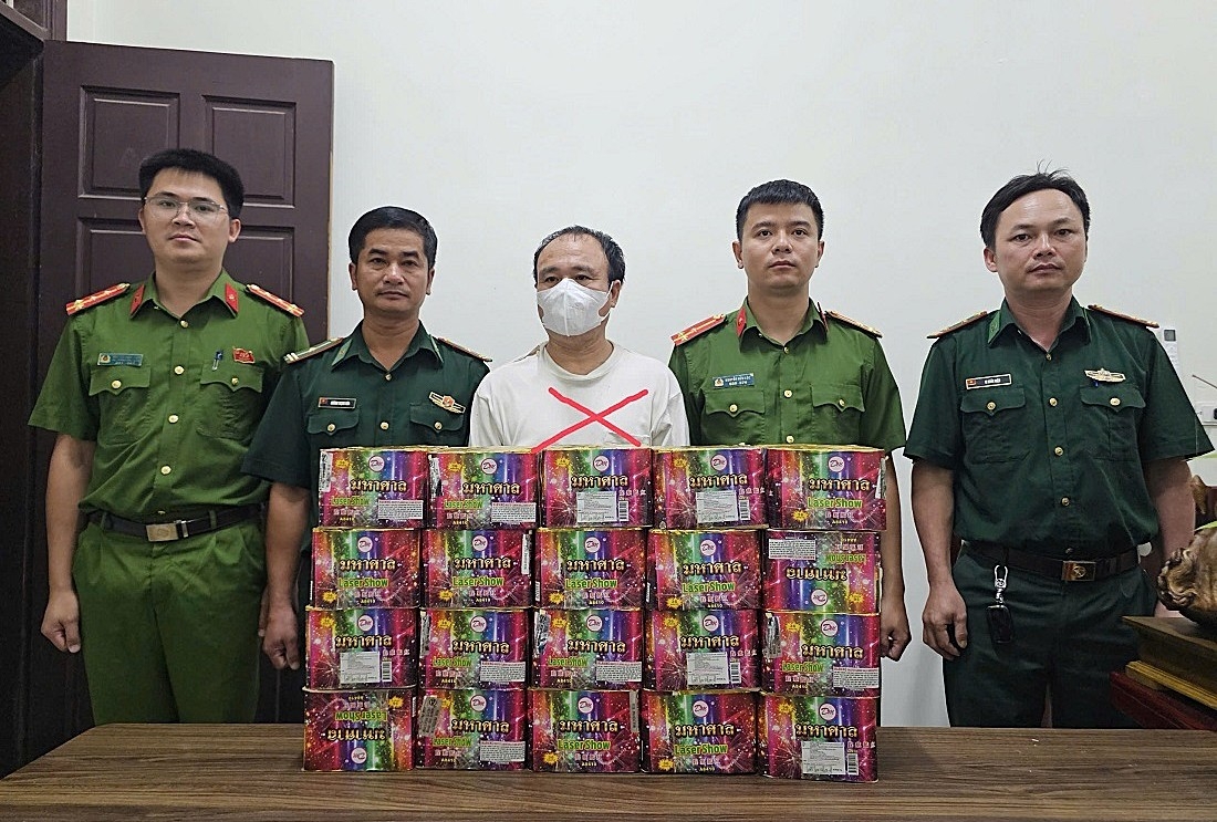 Đối tượng và tang vật tại cơ quan Công an. Ảnh: Quỳnh Trang.