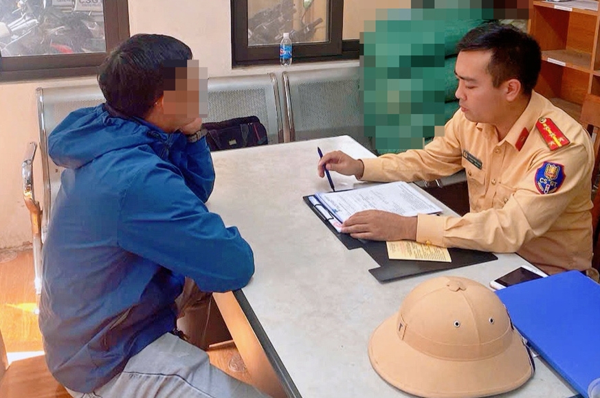 Tài xế xe bồn làm việc tại cơ quan Công an