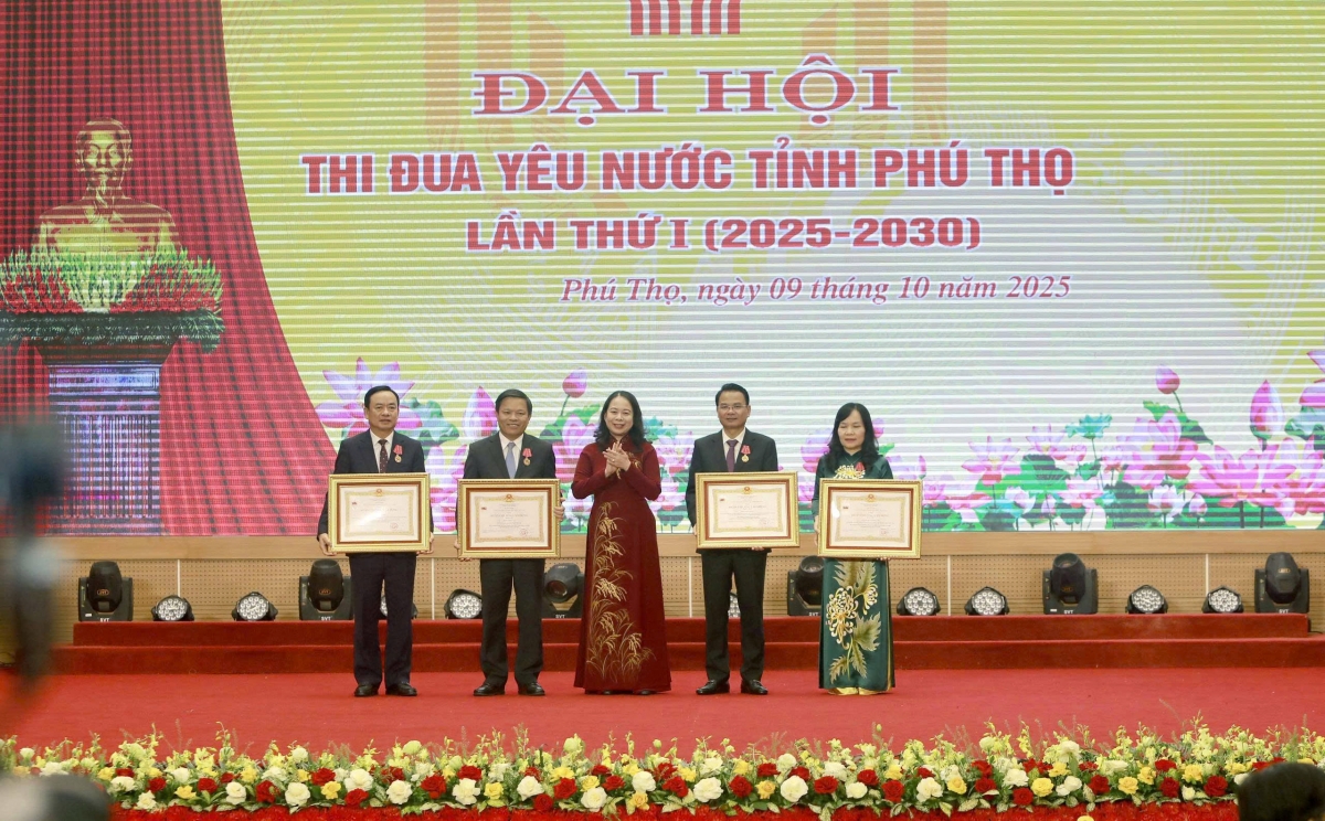 Phó Chủ tịch nước Võ Thị Ánh Xuân trao Huân chương Lao động cho các cá nhân có thành tích xuất sắc