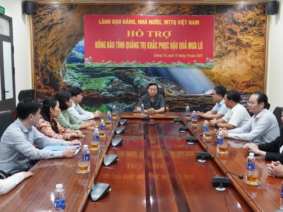 Phó Thủ tướng Chính phủ Trần Hồng Hà chia sẻ khó khăn với tỉnh Quảng Trị bị ảnh hưởng bởi mưa lũ