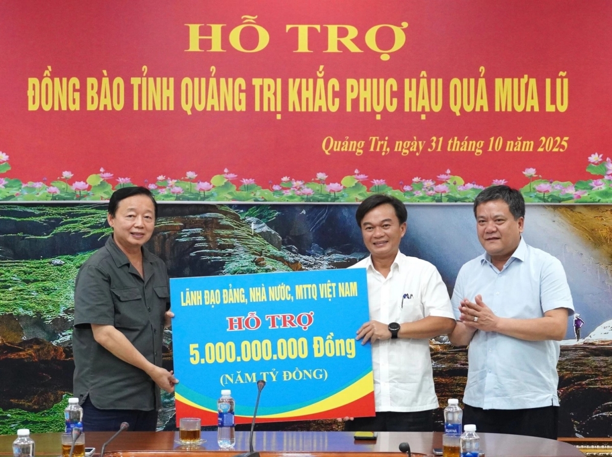 Phó Thủ tướng Trần Hồng Hà trao hỗ trợ của lãnh đạo Đảng, Nhà nước, Ủy ban Trung ương Mặt trận Tổ quốc Việt Nam đến tỉnh Quảng Trị