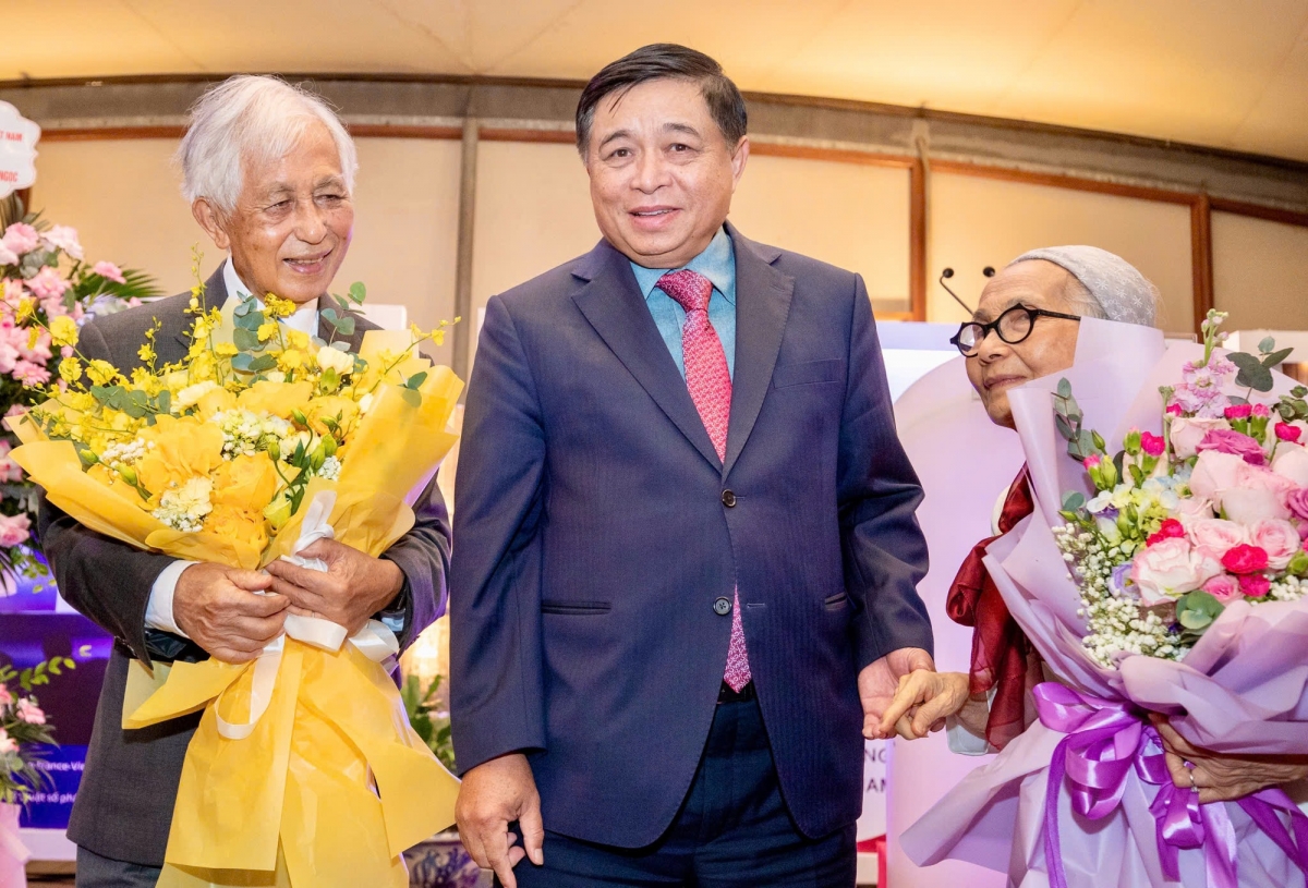 Phó Thủ tướng Nguyễn Chí Dũng tặng hoa chúc mừng vợ chồng giáo sư Jean Trần Thanh Vân và giáo sư Lê Kim Ngọc - Ảnh: VGP