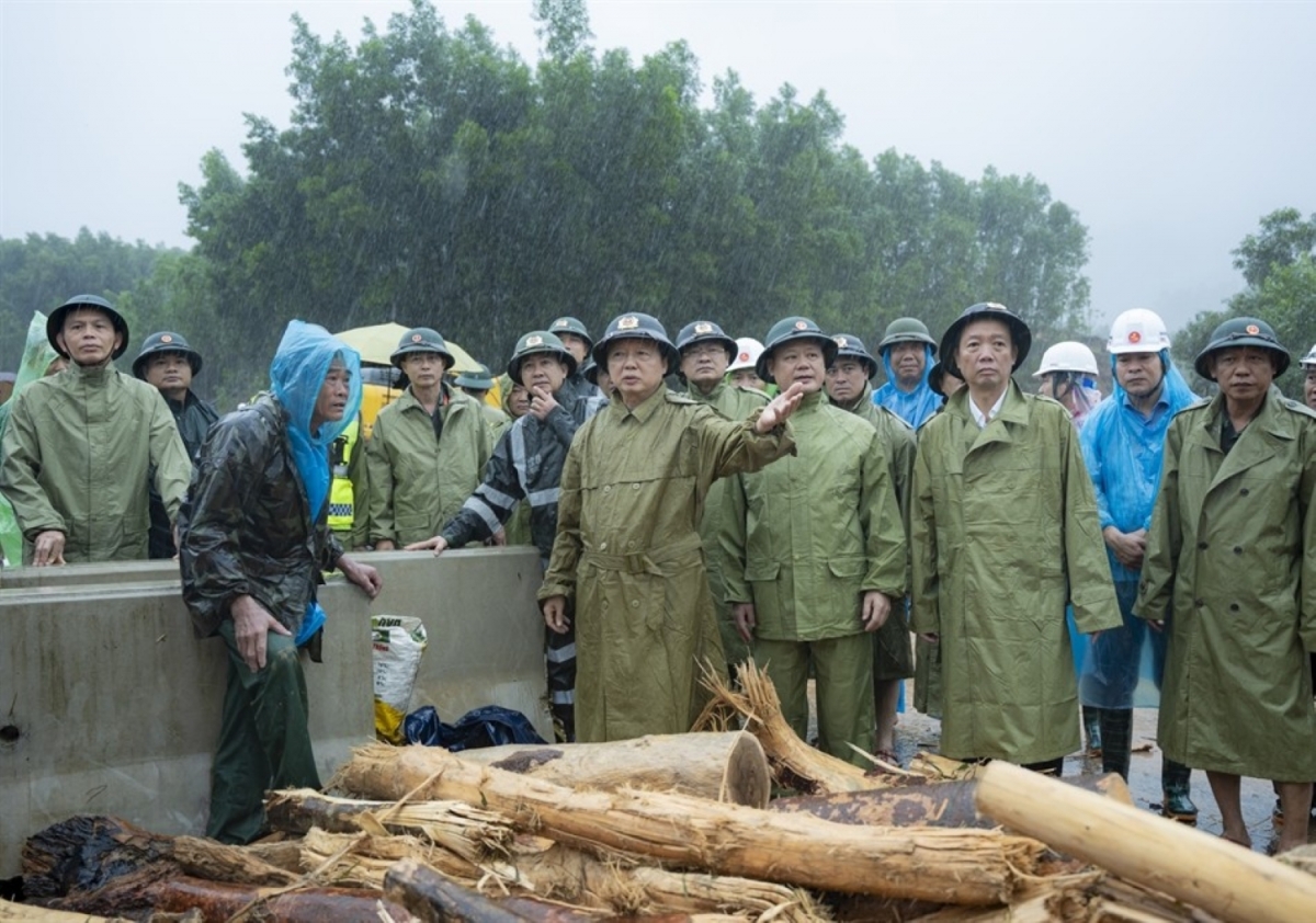 Phó Thủ tướng Trần Hồng Hà kiểm tra công tác khắc phục lũ lụt, sạt lở và ách tắc giao thông trên tuyến cao tốc La Sơn - Hòa Liên, đoạn qua xã Nam Đông, thành phố Huế (nguồn: hue.gov.vn)