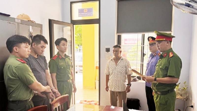 Cơ quan CSĐT Công an tỉnh Gia Lai thi hành lệnh bắt đối với Nguyễn Anh Duy (Ảnh: Viện KSND tỉnh Gia Lai).