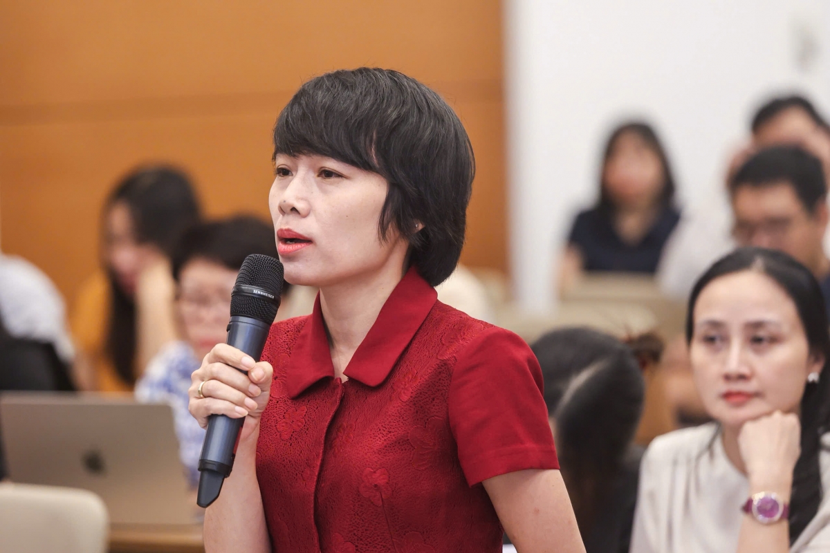 Phóng viên đặt câu hỏi tại buổi họp báo. Ảnh QH