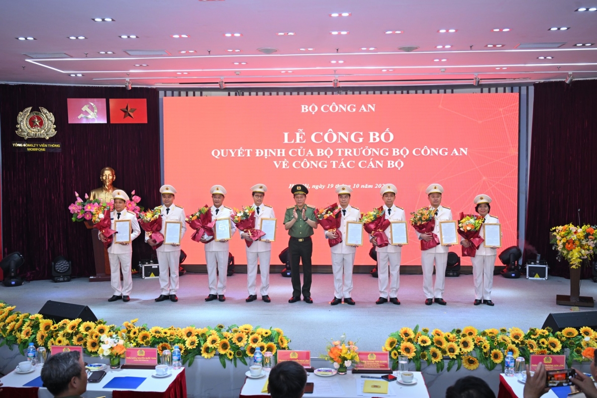 Bộ trưởng Lương Tam Quang trao quyết định tuyển chọn vào lực lượng Công an và phong cấp bậc hàm cho 8 lãnh đạo chủ chốt của MobiFone.