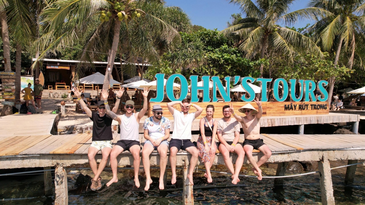 Khách quốc tế tham quan hòn Mây Rút Trong, phía Nam Phú Quốc. Ảnh: Tú Quyên