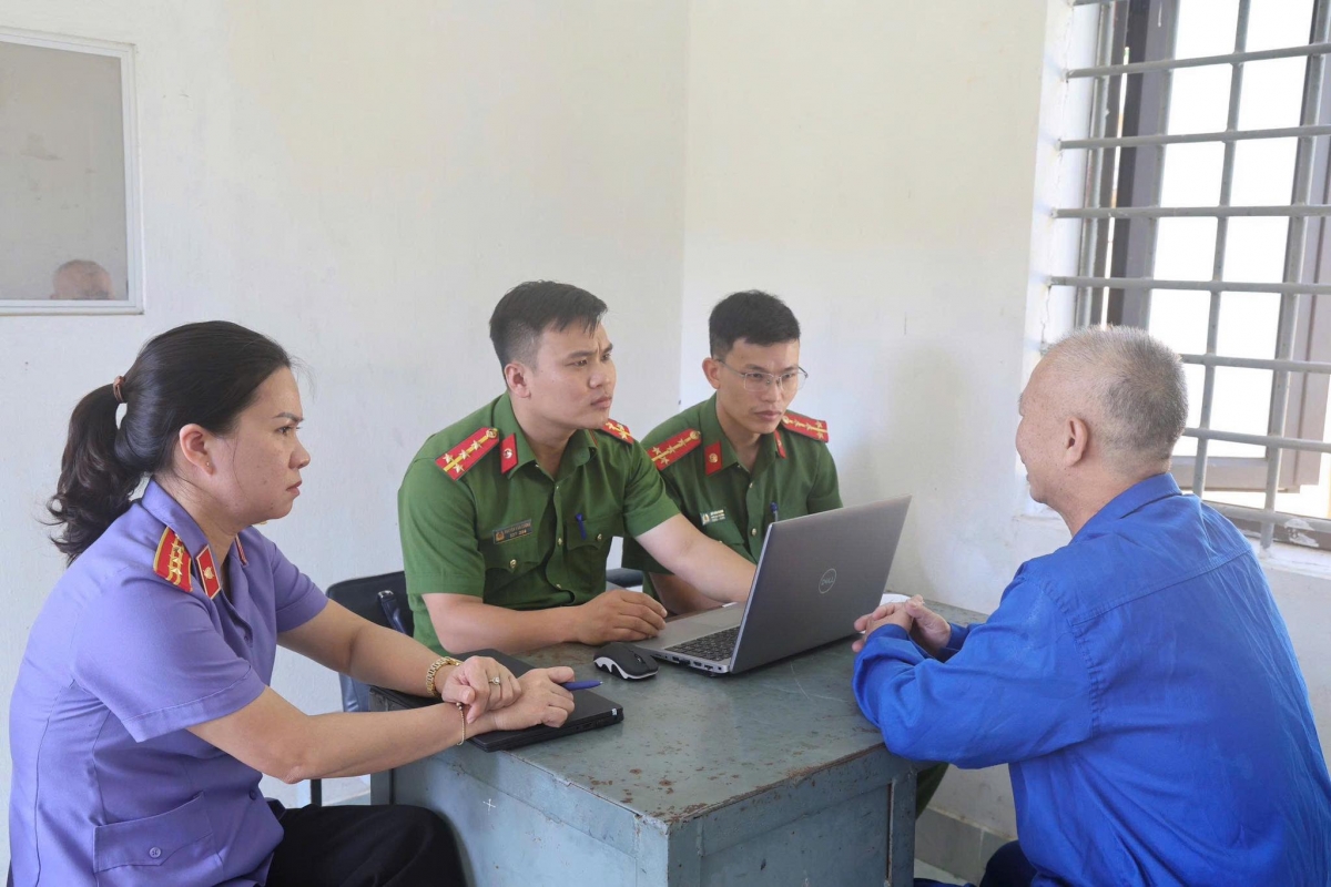 Cơ quan Cảnh sát điều tra Công an tỉnh Phú Thọ vừa ra quyết định khởi tố vụ án hình sự, khởi tố bị can và lệnh bắt bị can để tạm giam đối với Phan Văn Phòng, sinh năm 1965, trú tại xã Vĩnh Hưng, tỉnh Phú Thọ về hành vi “Vi phạm quy định về an toàn thực phẩm”. Ảnh CAPT.