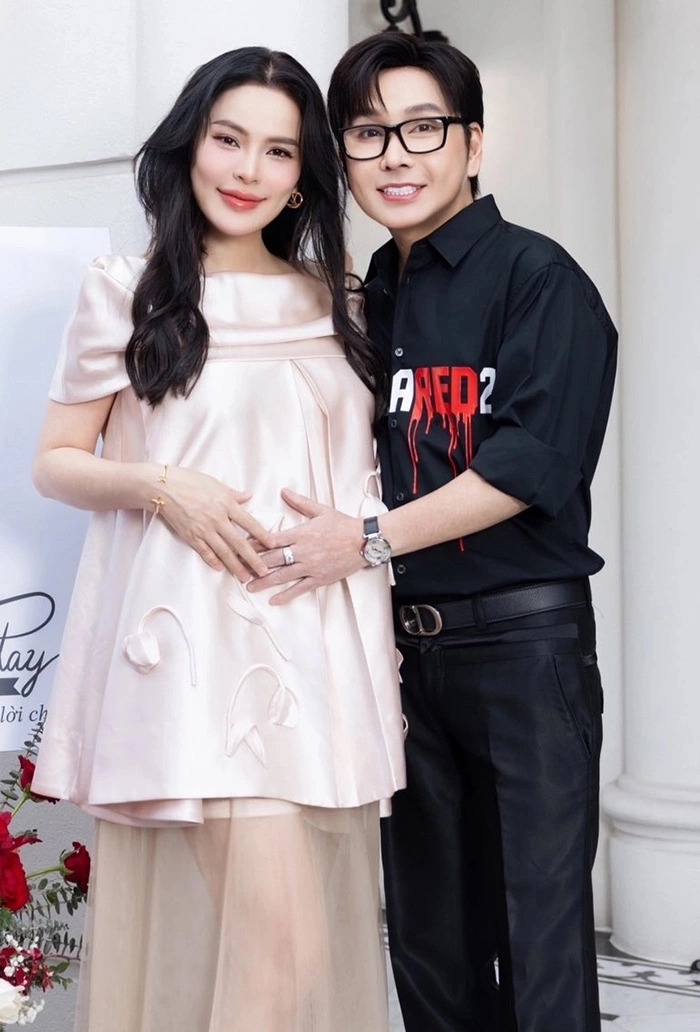 NSƯT Vũ Luân - ông xã hoa hậu Phương Lê - vui mừng báo tin vợ anh vừa sinh con gái nặng 2,9 kg.