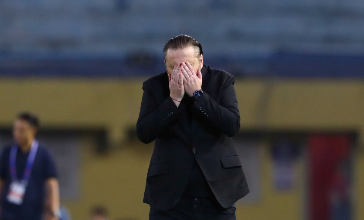 Đội bóng của HLV Popov nhận án phạt trước trận đấu với HAGL (Ảnh: Như Đạt).