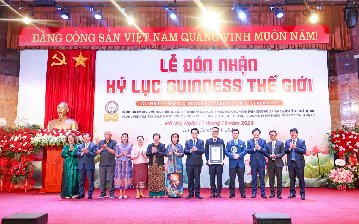 Họa sĩ Chu Nhật Quang nhận kỷ lục Guinness thế giới cho bức tranh 