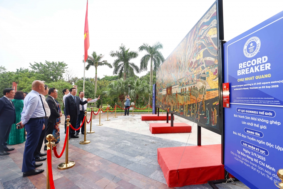 Phó Thủ tướng Chính phủ Mai Văn Chính cùng các đại biểu chiêm ngưỡng bức tranh sơn mài “Bác Hồ đọc Tuyên ngôn Độc lập”