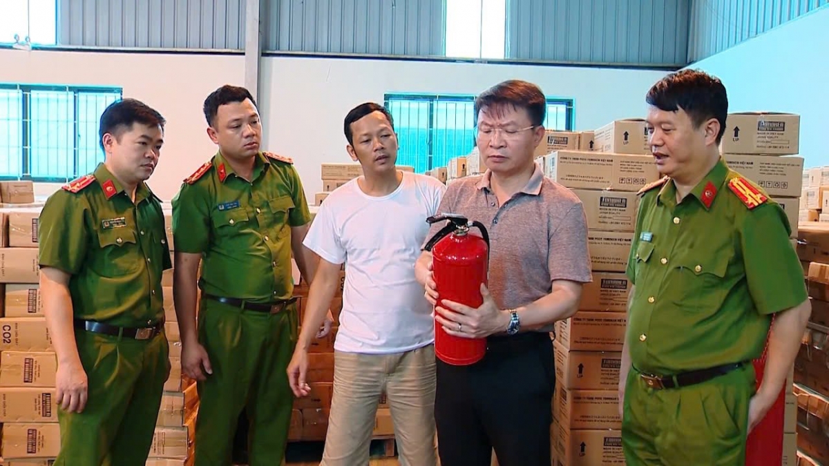 <a href="https://vov.vn/phap-luat/gd-cong-an-phu-tho-truc-tiep-tham-gia-giai-cuu-co-gai-bi-khong-che-tren-cau-ngoc-thap-post1216484.vov" target="_blank">Thiếu tướng Nguyễn Minh Tuấn, Giám đốc Công an tỉnh Phú Thọ</a> trực tiếp chỉ đạo lực lượng chức năng tiến hành kiểm tra, khám xét tại kho hàng của Công ty TNHH TOMOKEN Việt Nam. Ảnh: Công an Phú Thọ. 