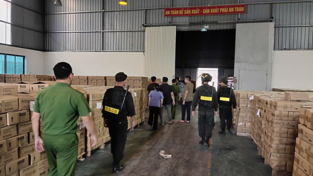 Cùng bị bắt giữ điều tra về tội danh trên còn có Phan Bạch Thông (em trai Hoài) - Giám đốc điều hành Công ty TNHH PCCC Tomoken Việt Nam, trụ sở tại lô CN3, Cụm công nghiệp Cẩm Thịnh, phường Cửa Ông, tỉnh Quảng Ninh.