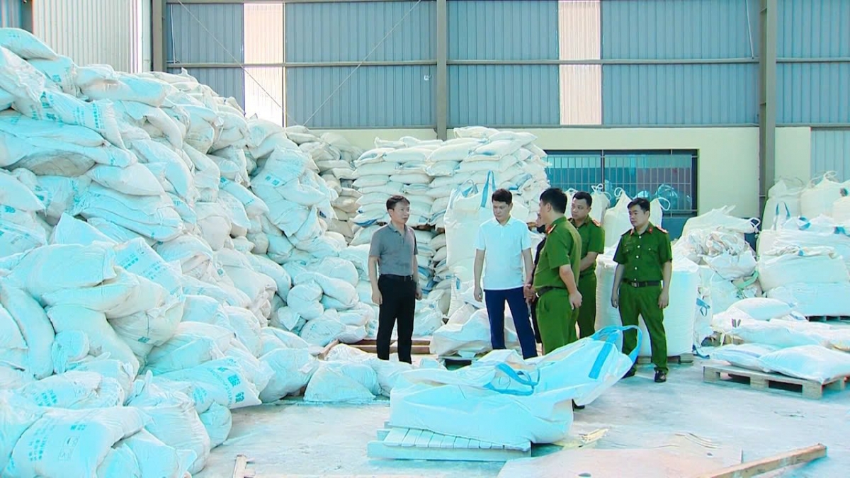 Ngày 5/10, Công an tỉnh Phú Thọ cho biết, Cơ quan Cảnh sát điều tra vừa ra quyết định khởi tố vụ án, khởi tố bị can và bắt giam đối với Phan Thế Hoài, Giám đốc Công ty TNHH PCCC Tomoken Việt Nam, có địa chỉ tại Khu công nghiệp Đại An, phường Tứ Minh, TP Hải Phòng để điều tra về tội “Sản xuất, buôn bán hàng giả”.