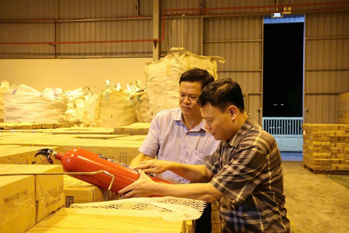 Đại tá Bùi Quang Khoa, Phó Giám đốc Công an tỉnh Phú Thọ cùng lãnh đạo Viện Kiểm sát nhân dân tỉnh Phú Thọ trực tiếp chỉ đạo lực lượng chức năng tiến hành kiểm tra, khám xét tại kho hàng của Công ty TNHH PCCC Tomoken Việt Nam. Ảnh: Công an Phú Thọ.