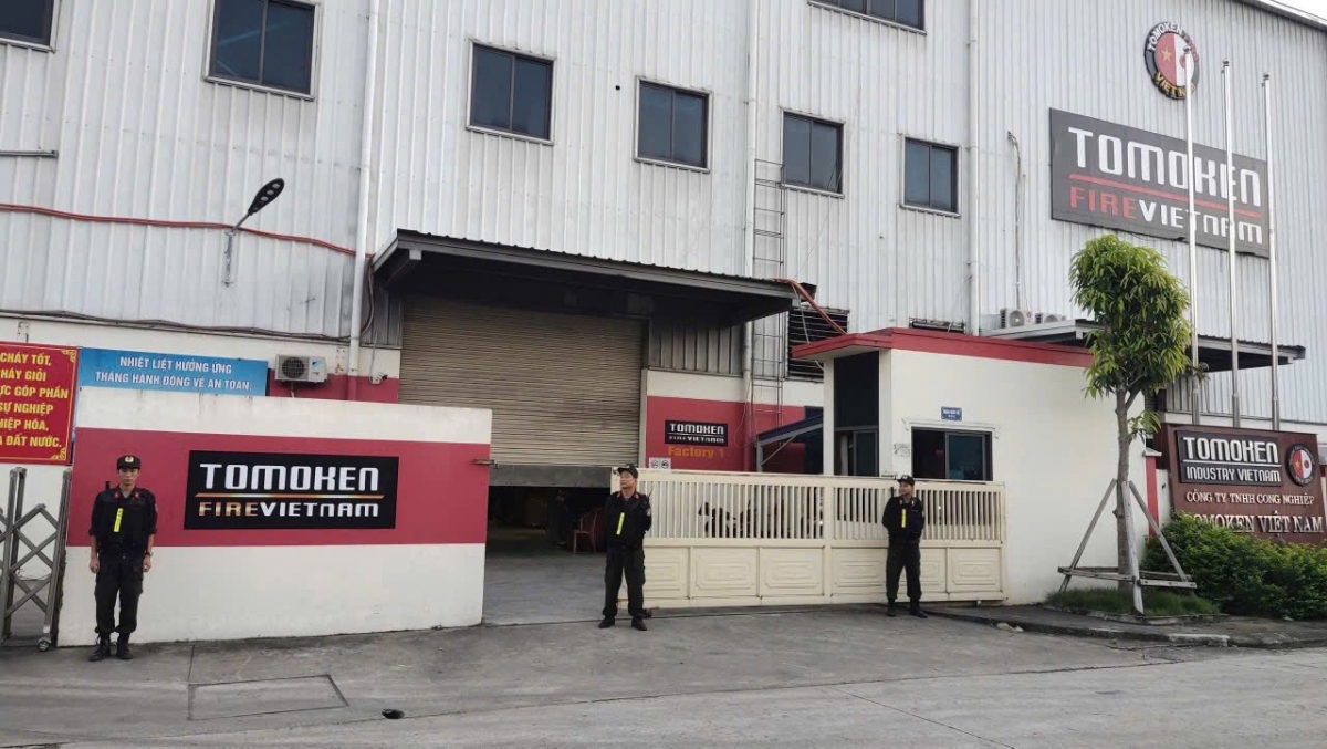 Lực lượng chức năng phát hiện số lượng rất lớn sản phẩm bình chữa cháy giả tại kho hàng của Công ty TNHH PCCC Tomoken Việt Nam. Ảnh: Công an Phú Thọ.