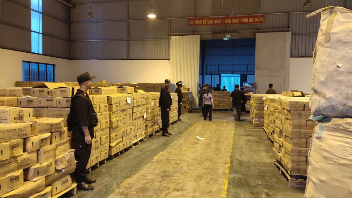 Quá trình điều tra, Công an tỉnh Phú Thọ xác định: Phan Thế Hoài với vai trò là Giám đốc của 2 công ty mang tên Tomoken tại Hải Phòng và Quảng Ninh đã cùng em trai là Phan Bạch Thông, Giám đốc sản xuất Công ty Tomoken Quảng Ninh thống nhất tự mua 6 loại nguyên liệu gồm: bột Monoamoni Photphat (MAP), bột Amonium Sulphate (SA), bột Quatz (SiO2), bột silica, tinh dầu Silicon, bột tạo màu và nước để thực hiện phối trộn theo tỷ lệ % “tự nghĩ ra”, tạo nên hỗn hợp hóa chất mà không có cơ sở, căn cứ khoa học chứng minh hỗn hợp trên là bột chữa cháy.