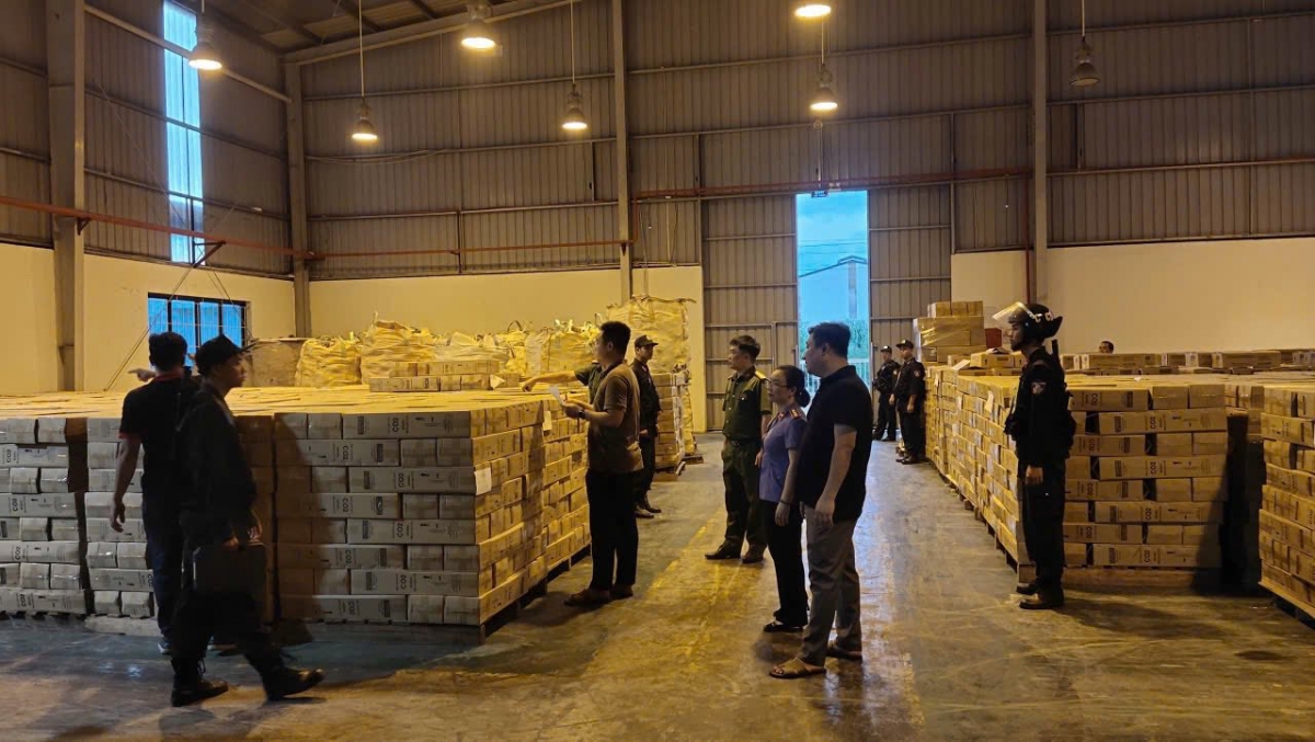 Đáng chú ý, bột Quatz (SiO2) không có tác dụng chữa cháy nhưng lại chiếm tỷ lệ lớn (54%) trong công thức phối trộn nhằm giảm chi phí, giảm giá trị và tăng lợi nhuận kinh doanh.