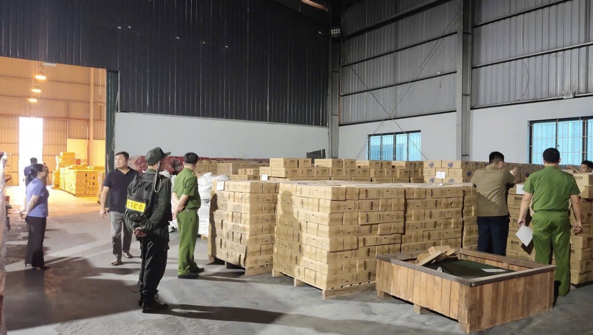 Quá trình hoạt động, Phan Thế Hoài là người trực tiếp chỉ đạo hoạt động kinh doanh. Phan Bạch Thông trực tiếp nắm giữ công thức phối trộn hỗn hợp hóa chất gồm 6 loại nguyên liệu nêu trên và lập bảng hướng dẫn pha trộn để công nhân nhà máy thực hiện phối trộn, nạp hỗn hợp hóa chất vào các loại bình chữa cháy và bán ra thị trường, các loại bình chữa cháy xách tay đều mang nhãn hiệu Tomoken.