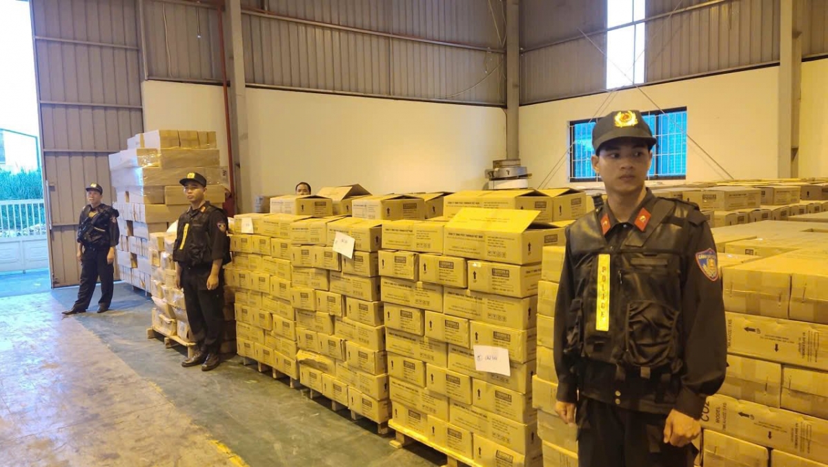 Bước đầu, cơ quan Cảnh sát điều tra Công an tỉnh Phú Thọ xác định, từ năm 2023 đến nay, Công ty Tomoken Quảng Ninh đã bán ra thị trường tổng số hơn 2,2 triệu bình chữa cháy các loại (bình bột, bình bọt, bình khí…) với tổng doanh số gần 835 tỷ đồng. Trong đó, bình bột chữa cháy, loại sử dụng hỗn hợp hóa chất do Phan Bạch Thông tự phối trộn là hơn 1,6 triệu bình với tổng doanh số gần 528 tỷ  đồng. Loại bình bột 6kg và 8kg là gần 860.000 bình, tương ứng gần 296 tỷ đồng.